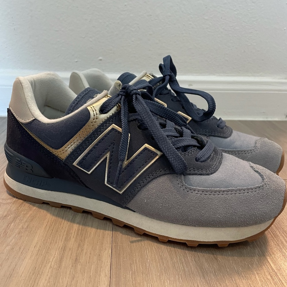New Balance sneakers! Size US 8. Navy/Blue/Gold.